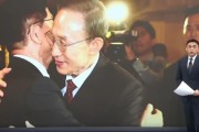 葫芦岛李明博、朴槿惠给金文洙打气 鼓励其争取赢得韩国大选