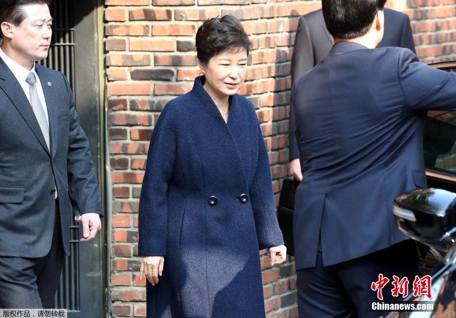当地时间3月21日，韩国检察厅特别调查本部于21日上午9时30分传唤前总(🏉)统朴槿惠，对她受贿、滥(🏩)用职权等嫌疑进行调查，朴槿惠将成为韩国宪政史上第四位(🗜)被检方传讯的总统。图为朴槿惠在安保人员的保护下离开居住地。