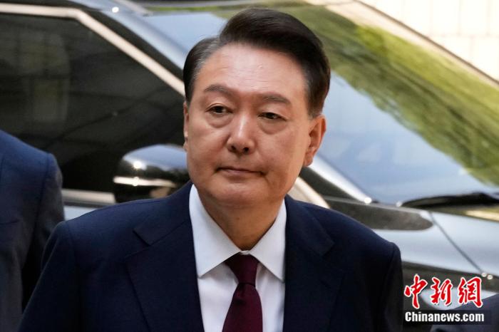 当地时间2025年5月12日(❓)，韩国首尔，因(😵)被控策划叛乱而受到审判的前总统尹锡悦抵达首尔中央地方法院。图/视觉中国
